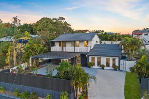 Brisbane House | Modern Holland Park Home with Easy City Access