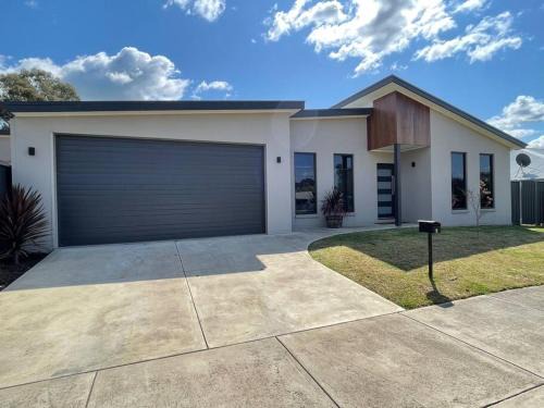 Mansfield House | Modern home away from home