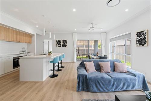 Park Ridge House | Modern House with Patio and Family Comfort)
