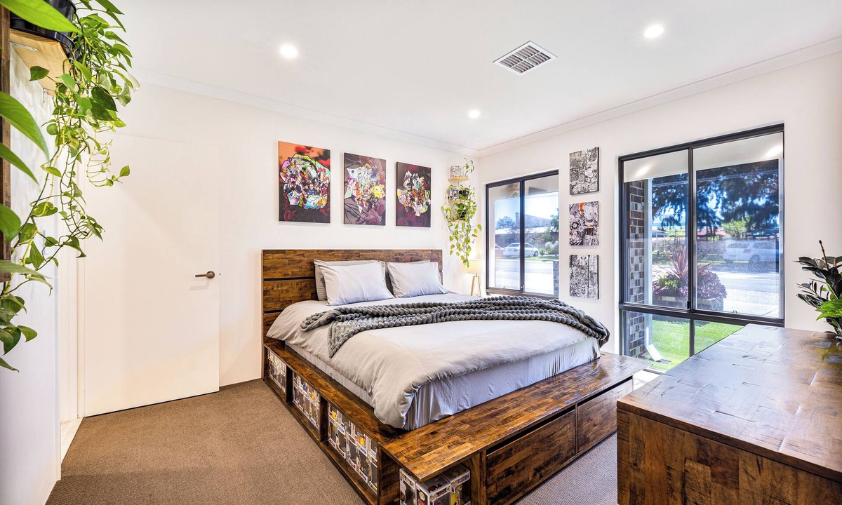 Beechboro House | Modern King Suite Private Ensuite, Double Shower, 75″ TV & Free Parking