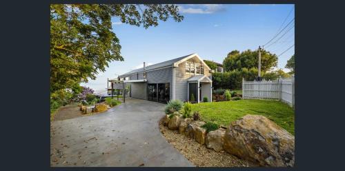 Mount Tamborine House | Modern Luxury Retreat, Sleeps 8, Mount Tamborine