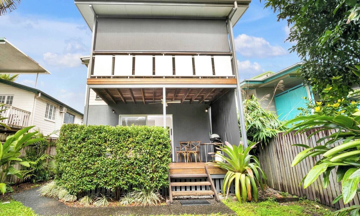 Parramatta Park House | Modern meets Tropical in this Free standing Home