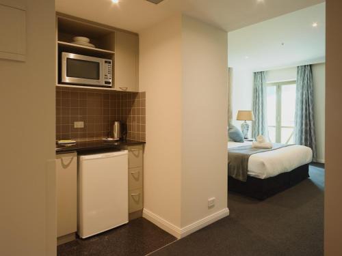 Chinatown Apartment | Modern Nomads Central King Size Studio with Indoor Pool and Gym