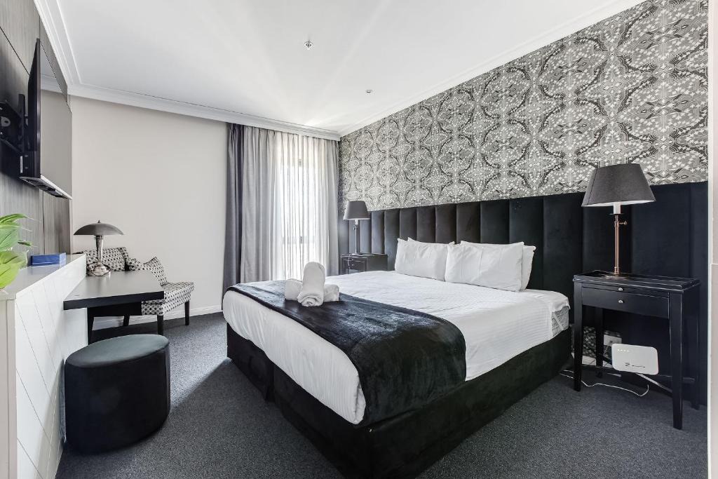 Chinatown Apartment | Modern Nomads Classic Styled King Studio with Indoor Pool