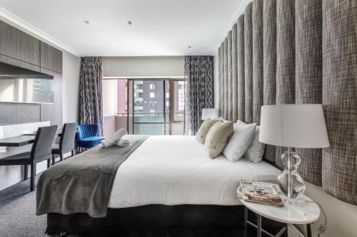 Chinatown Apartment | Modern Nomads Lovely King Size Studio with Balcony and Pool