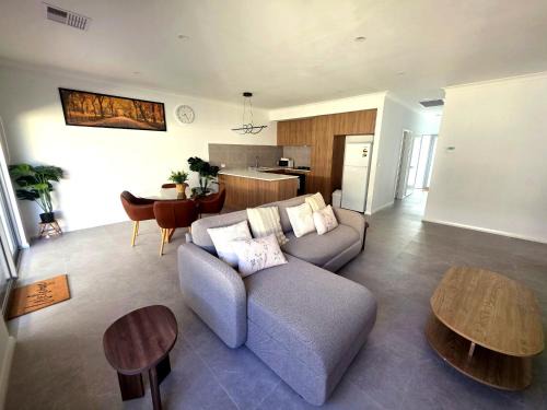 Beckenham Apartment | Modern Private Townhouse Close to City & Transport