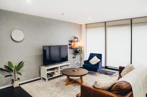 Melbourne Central Business District Apartment | Modern Resort-style Stay near Queen Vic Market