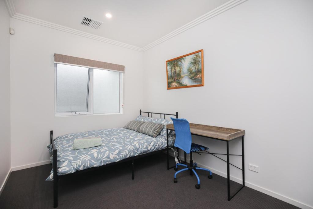 Oaklands Park House | Modern Share house, private bedroom with double size bed, 7min to beach