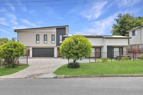 Sunnybank House | Modern Studio with Garden Views in Shared Home