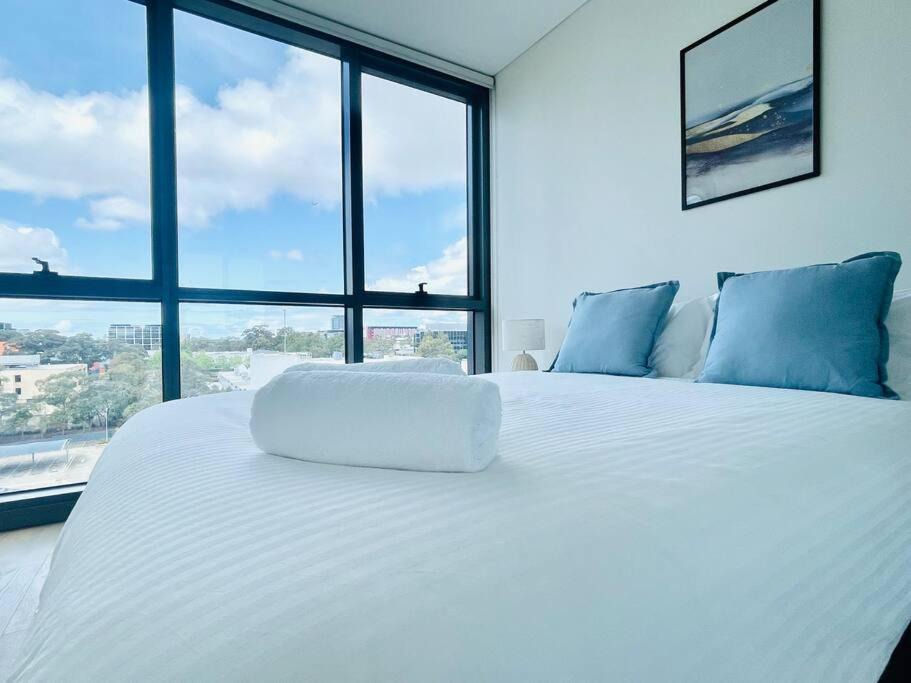 Macquarie Park Apartment | Modern stylish 3 bedroom condo - Parking, Gym, Pool