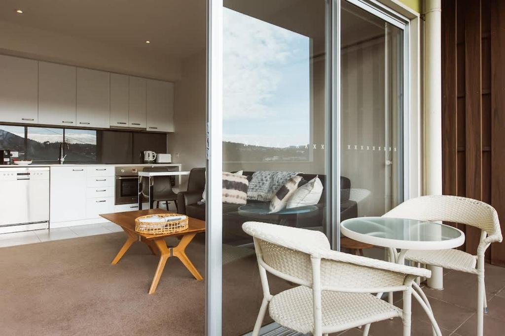 Bellerive Apartment | Montage Apartment + Views + Location + Car Parking