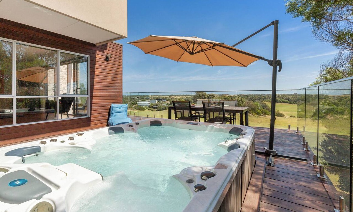 Fingal Apartment | Moonah Views Luxury Getaway with Jacuzzi
