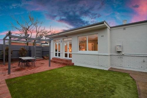 Cumberland Park House | Morris Cottage - Spacious Abode in Easy Location