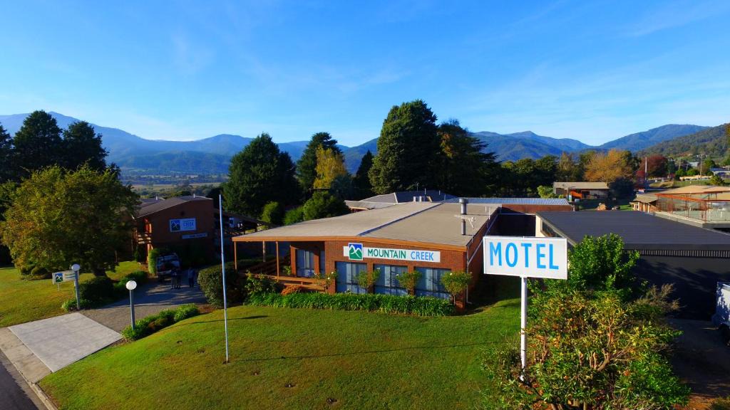 Tawonga Hotel | Mountain Creek Motel Bar & Restaurant