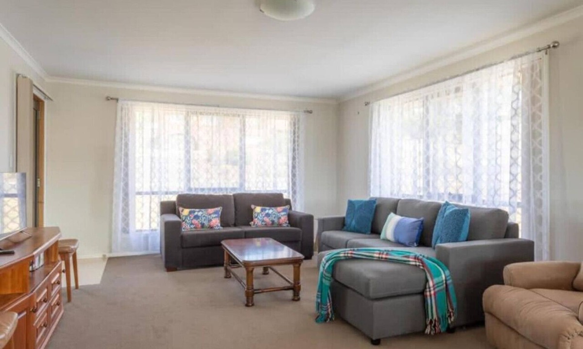 Deloraine House | Mountain Explorer - 2BR Farmland View Retreat