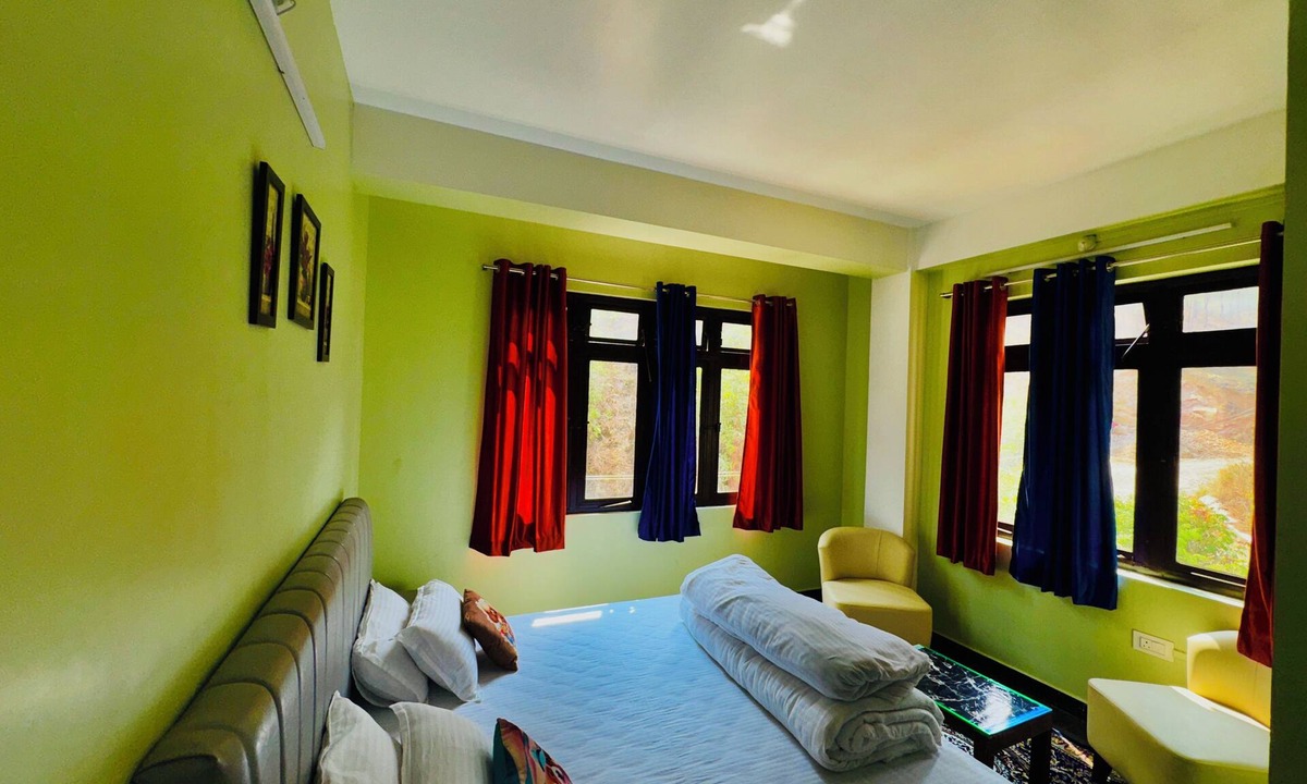 Shillong Hostel | Mountain Views by XTSY