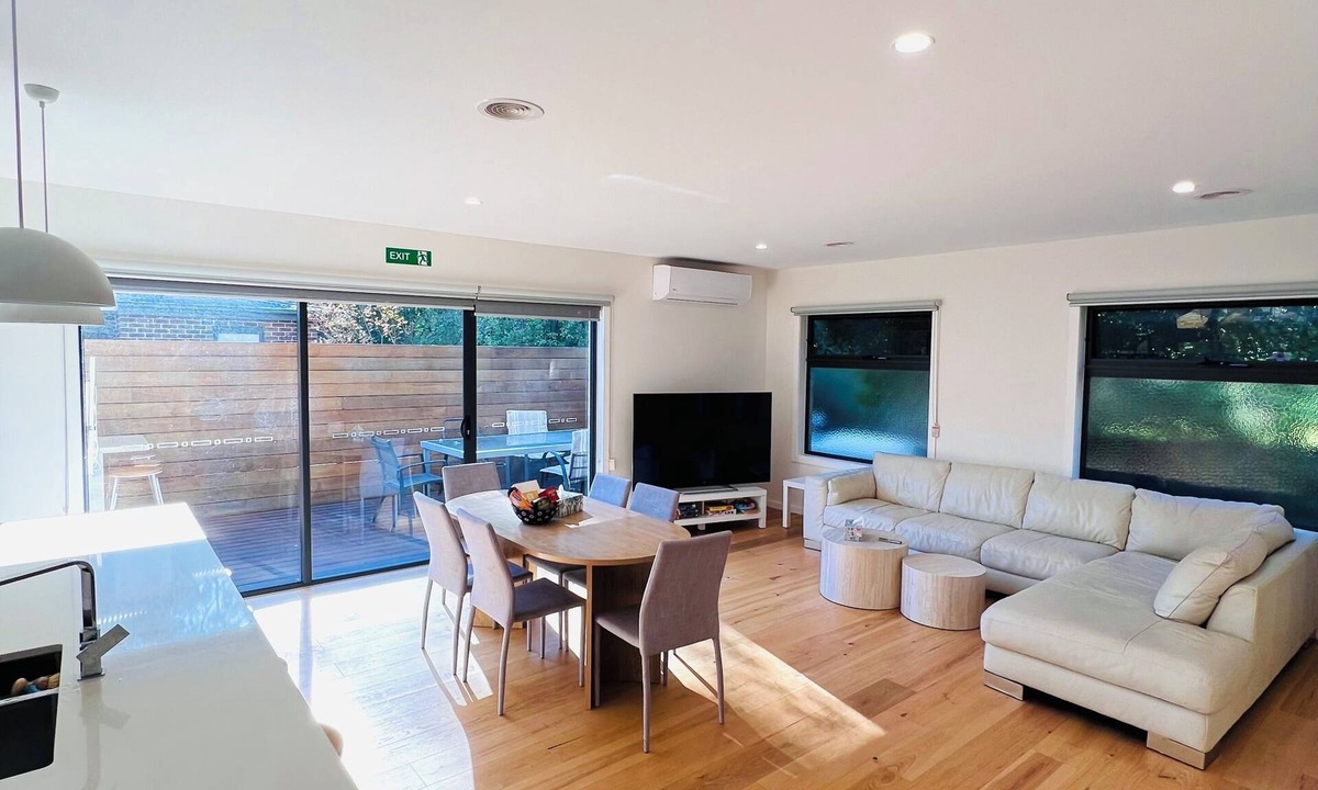 Frankston House | Natural, quiet, central home for your easy & comfortable trip to Frankston.