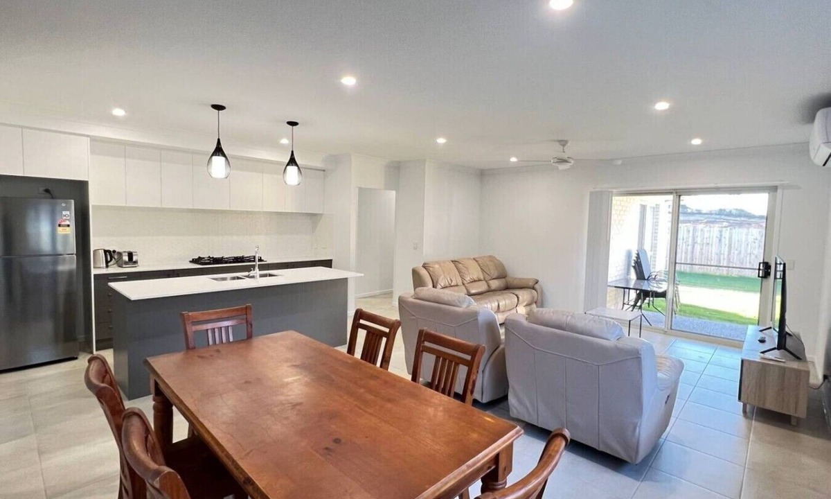 Collingwood Park House | New 4Bed House master with ensuite and A/C