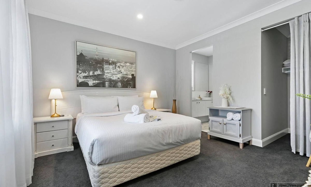 Banksia Beach House | New Haven - Eiffel Tower Suite