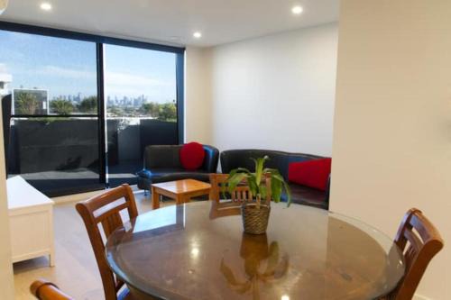 Northcote Apartment | New Spacious 2 Bedroom With Gorgeous City Views