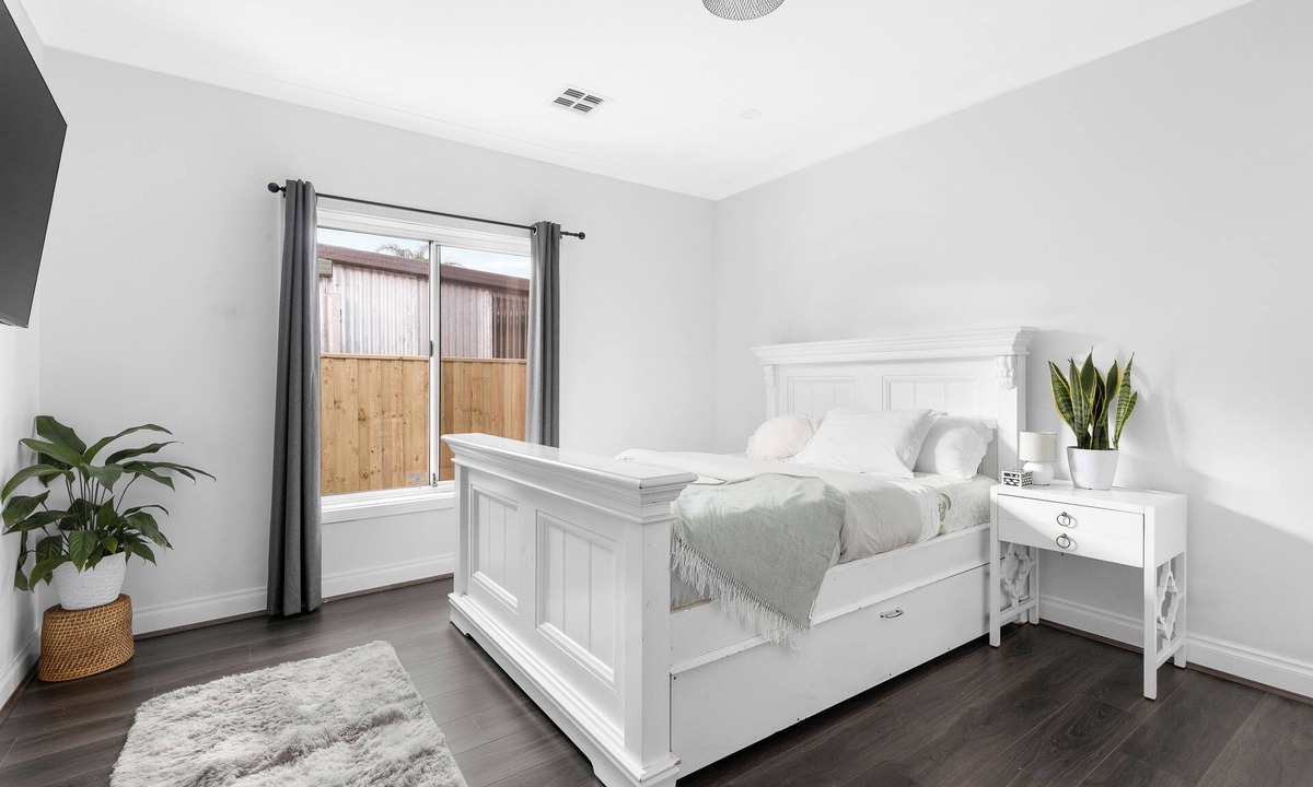 Brooklyn Bed & Breakfast | Newly Built- Master Ensuite in Shared House: Close to CBD/Melb Airport/Highpoint