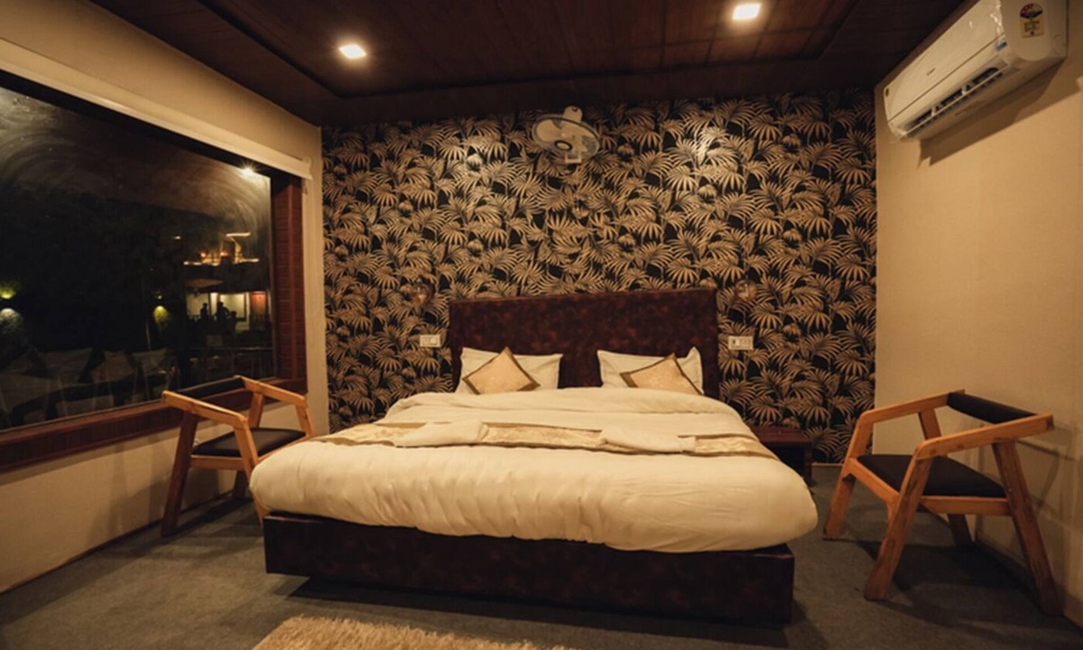 Geeta Nagar Hotel | Night in Paradise
