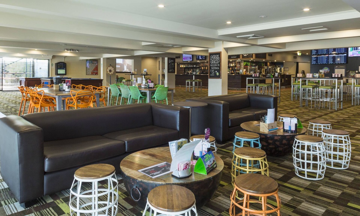 Manoora Hotel | Nightcap at Edge Hill Tavern