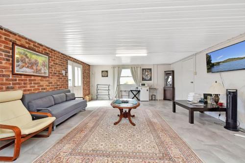 Allandale House | Noble Willow Studio Lovedale. A Cosy Unique Wine Country Refuge