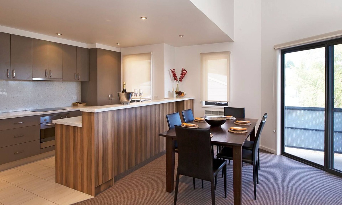 Jindabyne House | Northview 2 - Modern 2BR Townhouse l Lake View l Central Location l Spa Bath l WiFi