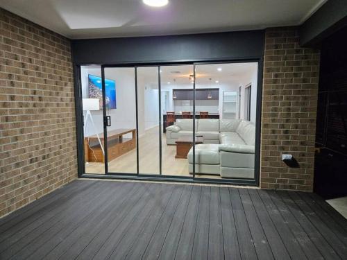 Tarneit House | O Stylish 4 Room Oasis with 65 TV