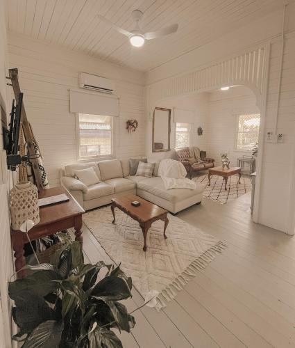 Bundaberg West House | Oakmore Cottage Charming Old Vintage Queenslander - Central location