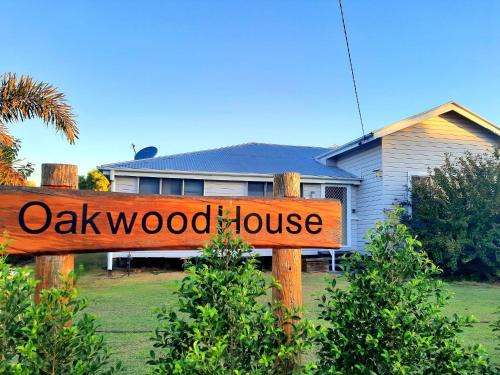 Tambo House | Oakwood House - Spacious 5BR retreat with private BBQ - Wild Wood Park Retreat