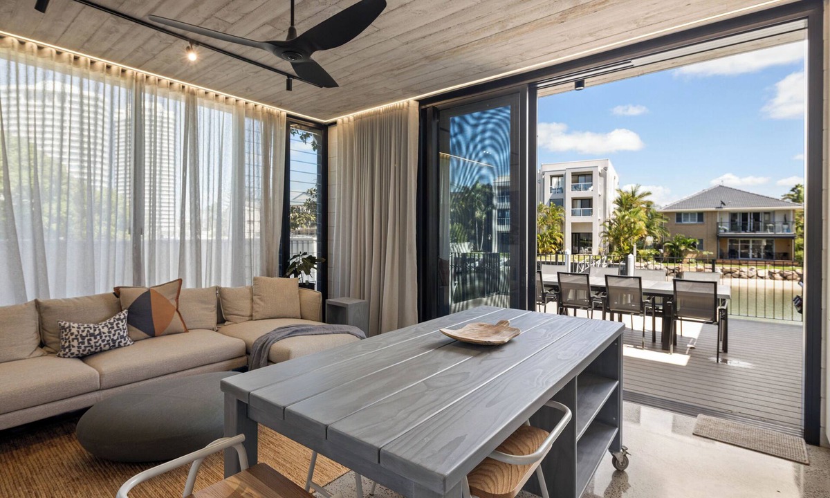 Runaway Bay House | Oatland 26 Esplanade Coastal Retreat