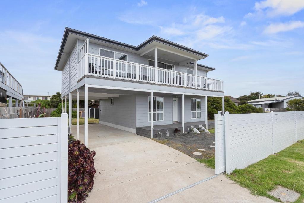 Surf Beach House | Ocean Pearl by Ready Set Stay - BYO LINEN & TOWELS