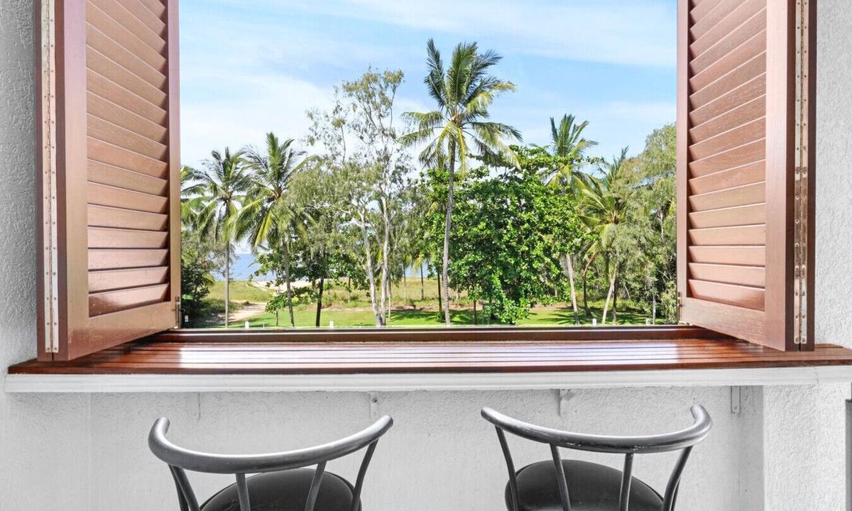 Yorkeys Knob Apartment | Ocean Spray- Beachfront Retreat with Ocean Views, Jacuzzi & Pool