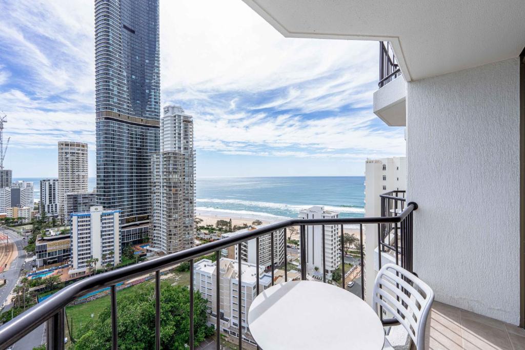 Surfers Paradise Hotel | Ocean-view hotel room in central Surfers Paradise