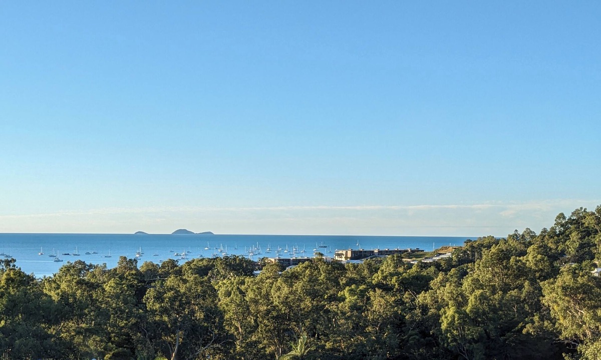 Cannonvale Apartment | Ocean Views Forever - Peace & Quiet up High