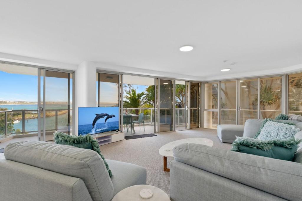 Buddina Apartment | Oceanfront apartment on top of point Cartwright