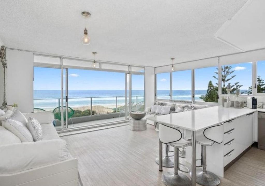 Main Beach Apartment | Oceanfront Serenity At Main Beach