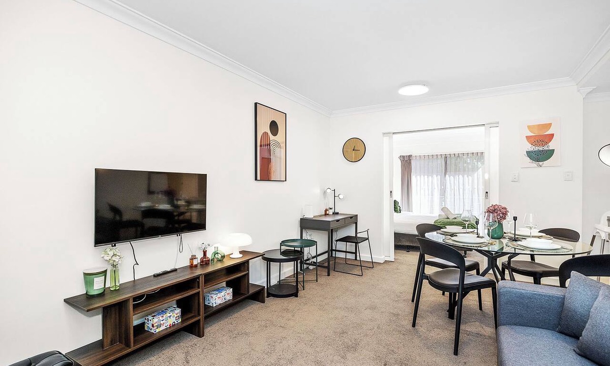 Perth Central Business District Apartment | Offering a blend of comfort and convenience, located just 5 minutes from Perth's CBD and the Convention Centre. Nestled behind the lush greenery of Kings Park , guests can enjoy peaceful scenery from the balcony yet be close enough to the city!