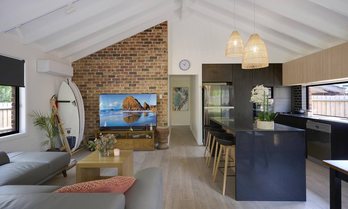 North Avoca House | Ombak Haus at North Avoca - Ombak Haus at North Avoca is a great family friendly three bedroom holiday home.a lake.