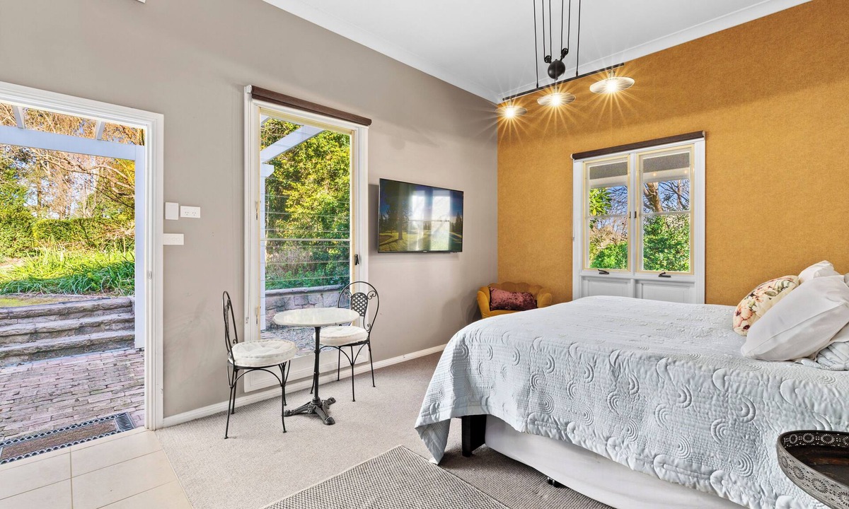 Arcadia Cottage | One Bedroom Studio with a Shared Pool