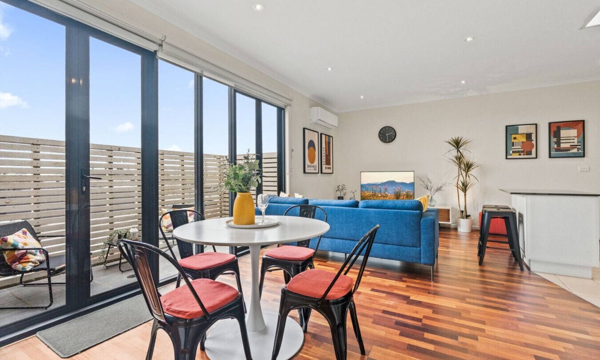 Caulfield North Apartment | Opposite Caulfield Park – 2BR Retreat