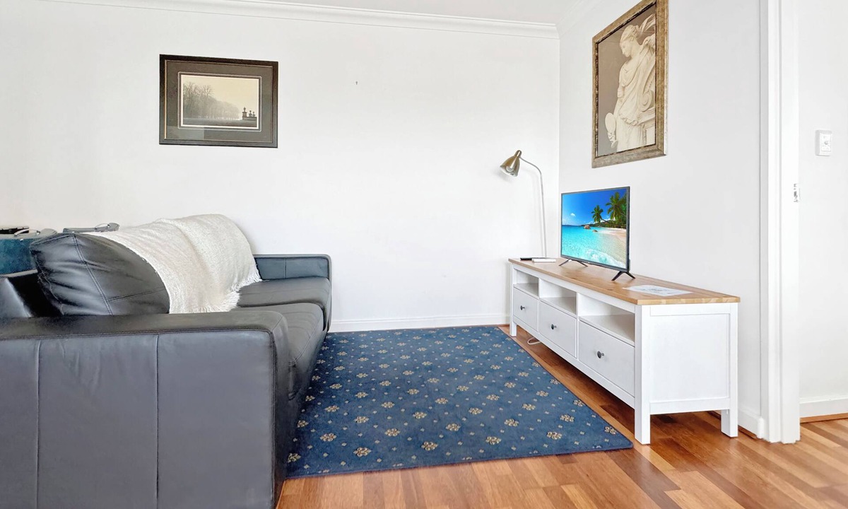 Elsternwick Apartment | Opposite Rippon Lea Estate