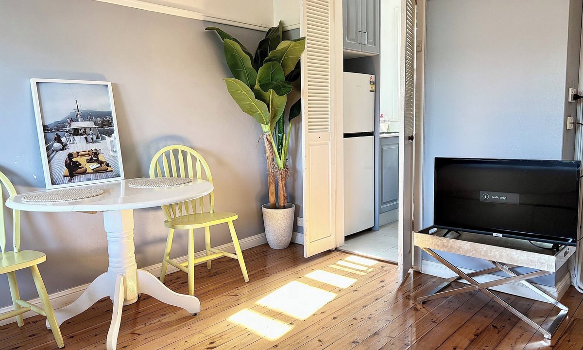 Darlinghurst Apartment | OVERSIZED, CONTEMPORARY & CHARMING-GREAT VALUE!3min train to CBD/Shared Parking.