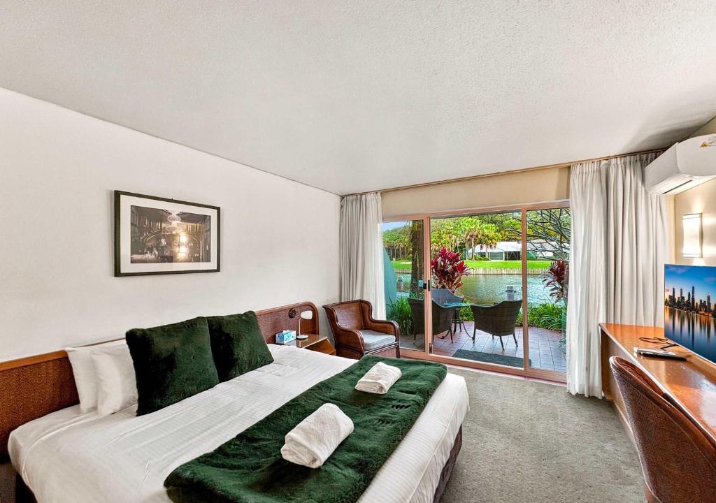 Coffs Harbour Hotel | Pacific Bay Studio - Lake Views Steps to Beach