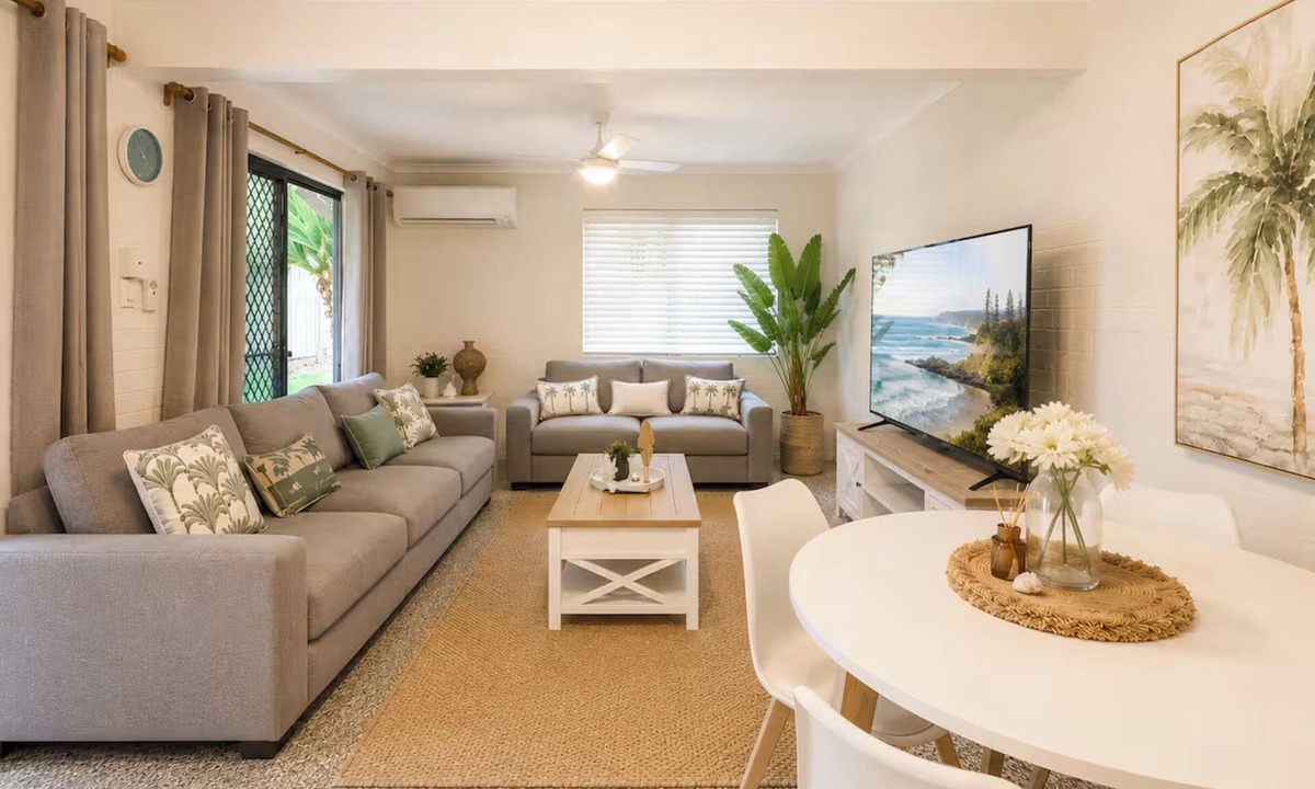 Runaway Bay House | Palm Cove Waters Retreat - Walk to Broadwaters!
