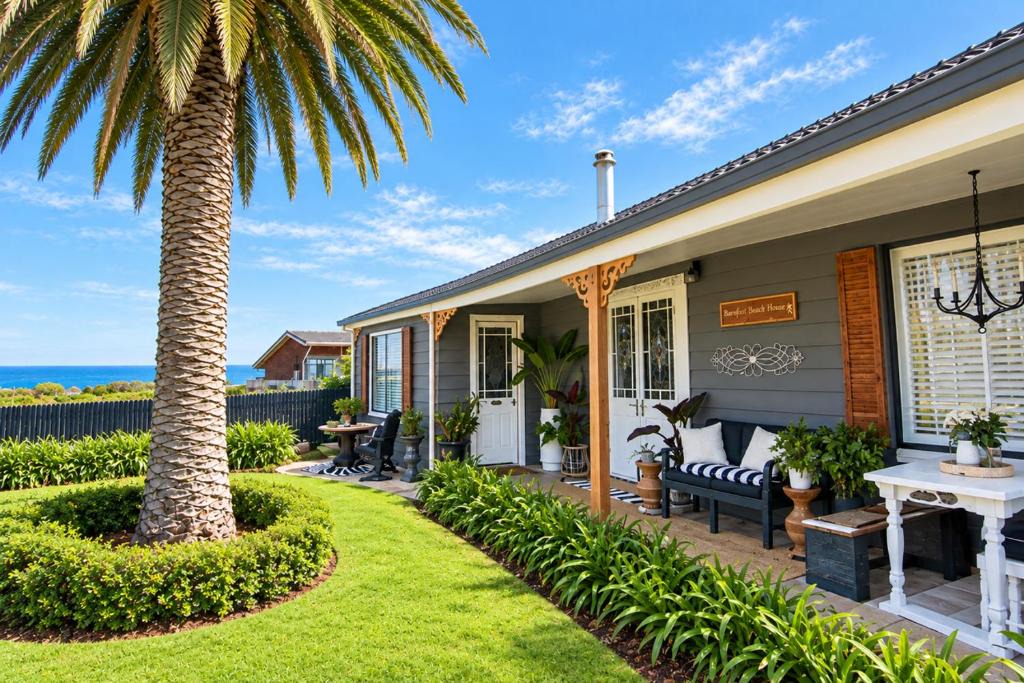 Aldinga Beach House | Palm Tree Cottage - Aldinga Beach - C21 SouthCoast Holidays