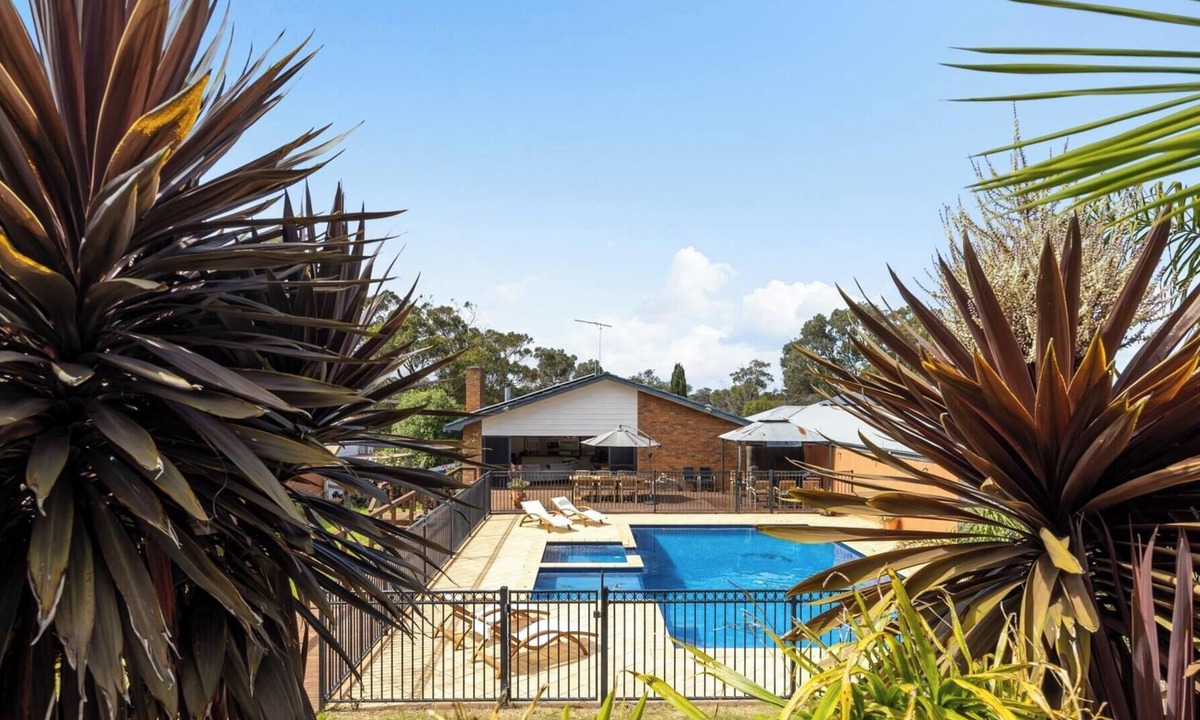 Tootgarook House | PANORAMA SUPER SIZED OUTDOOR HEATED POOL & SPA ENTERTAINER,TOOTGAROOK