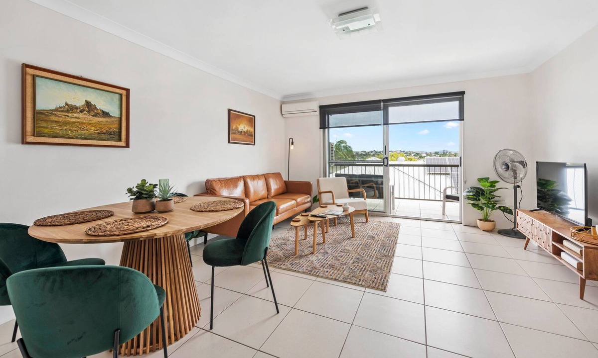 Bulimba Apartment | Panorama Views! ~ 2Bed/1Bath/1Car ~ Bulimba
